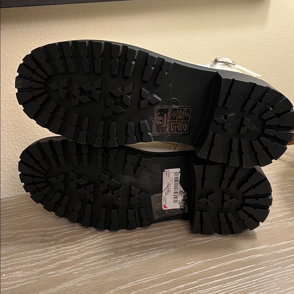 Catherine Malandrino Runner Croc Embossed White Combat Boots. - Picture 8 of 9